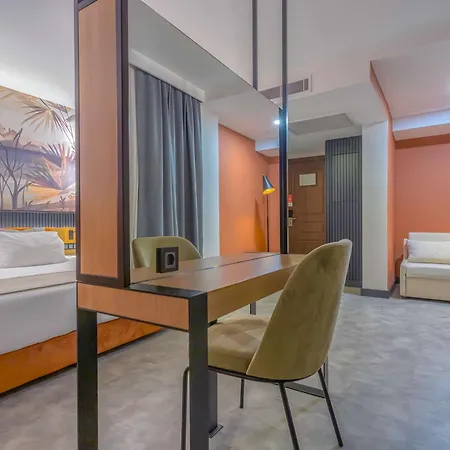 Western Khan Ξενοδοχείο 4*