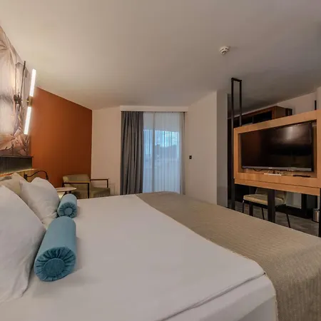 Western Khan Hotell 4*